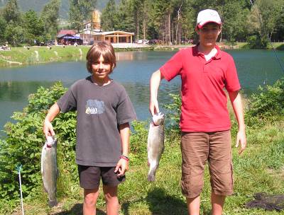 Zwei Burschen mit gefangenem Fisch